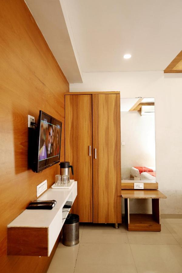 Hotel Madhav Villa Ahmedabad Exterior photo